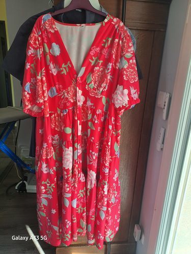 Customer photo review of Sukienka z dekoltem w serek i kieszeniami w kwiaty