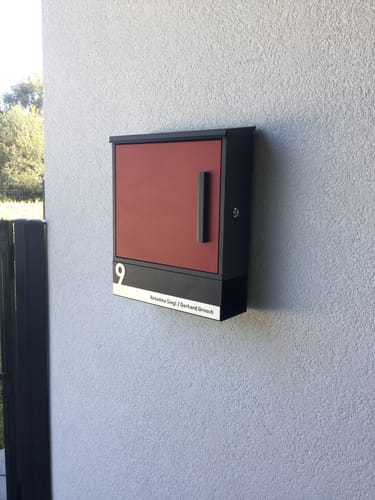 Customer photo review of AlbersDesign Briefkasten B8-1 in Anthrazit (RAL7016) und roter Fronttür personalisiert mit Edelstahl-Schild