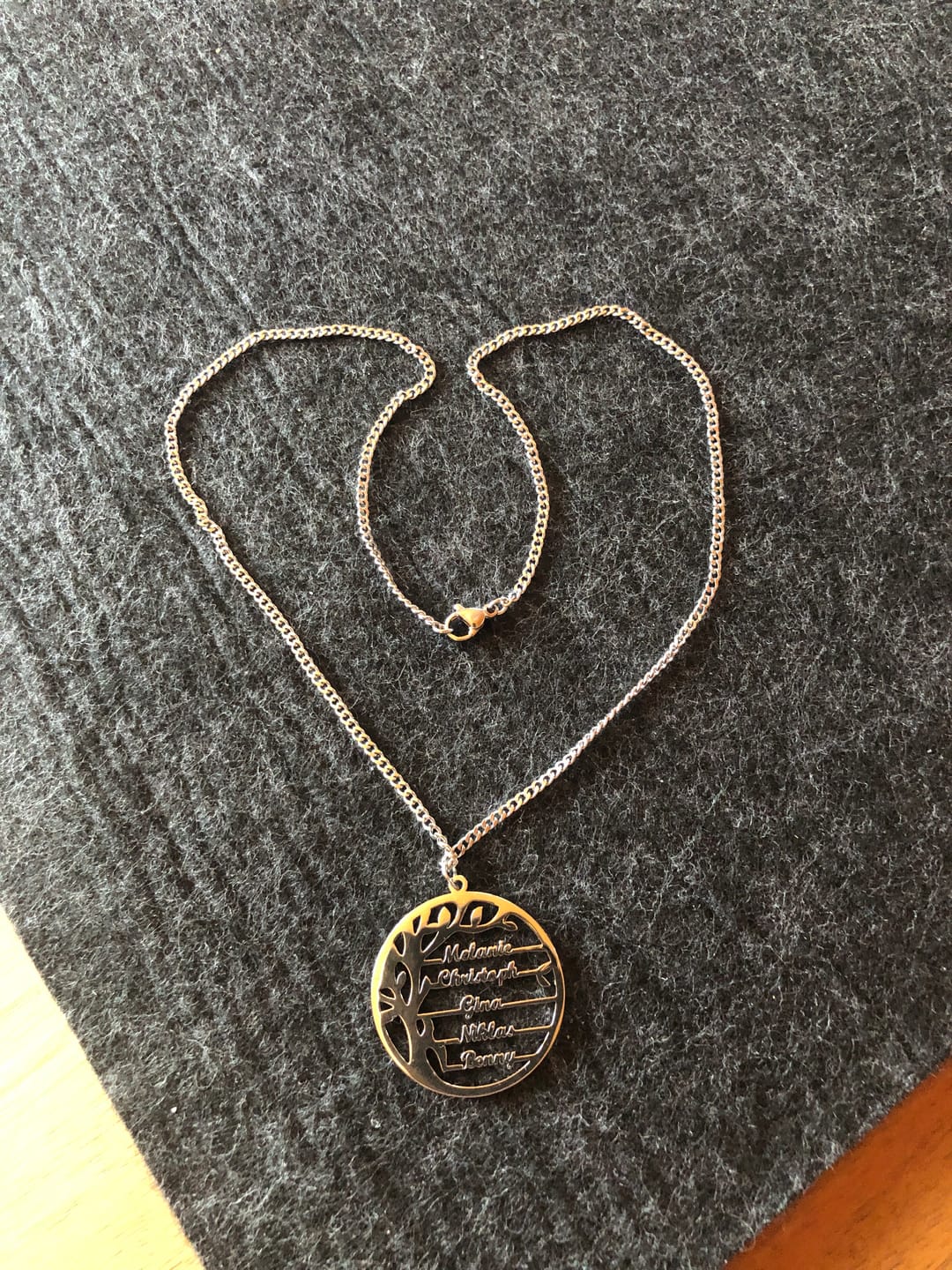Customer photo review of LOANYA Lebensbaum Kette mit personalisierten Namen