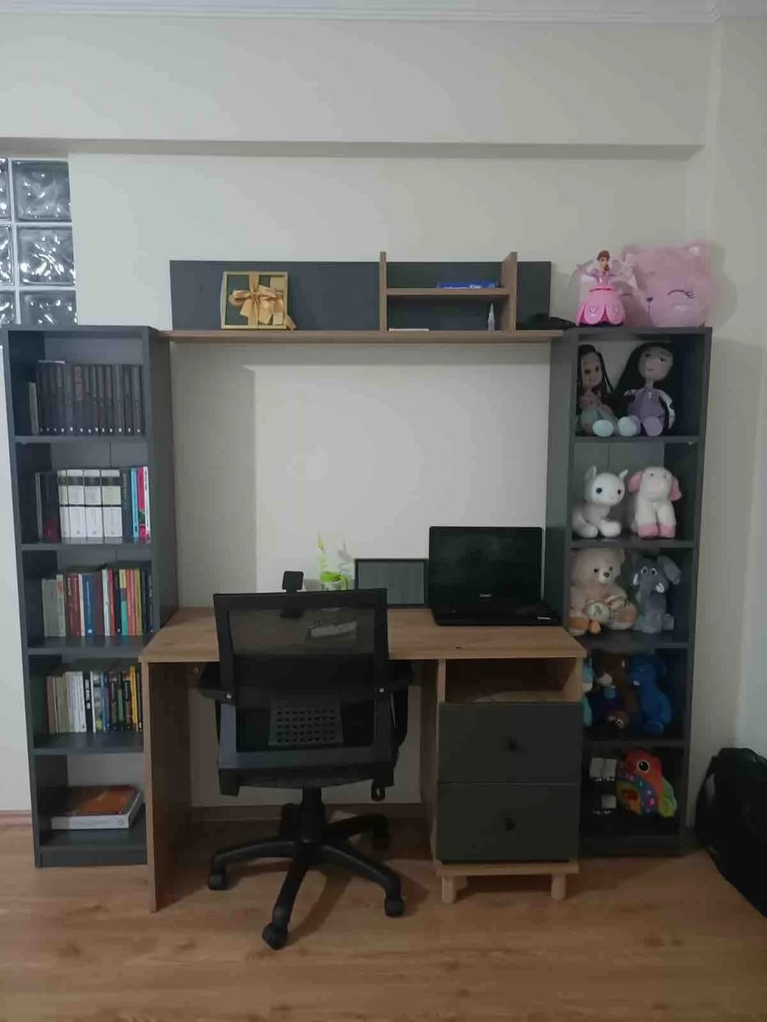 Customer photo review of Rani HC111 Kitaplık 5 Raflı Çalışma Odası Kütüphane Modern Duvar Rafı Antrasit
