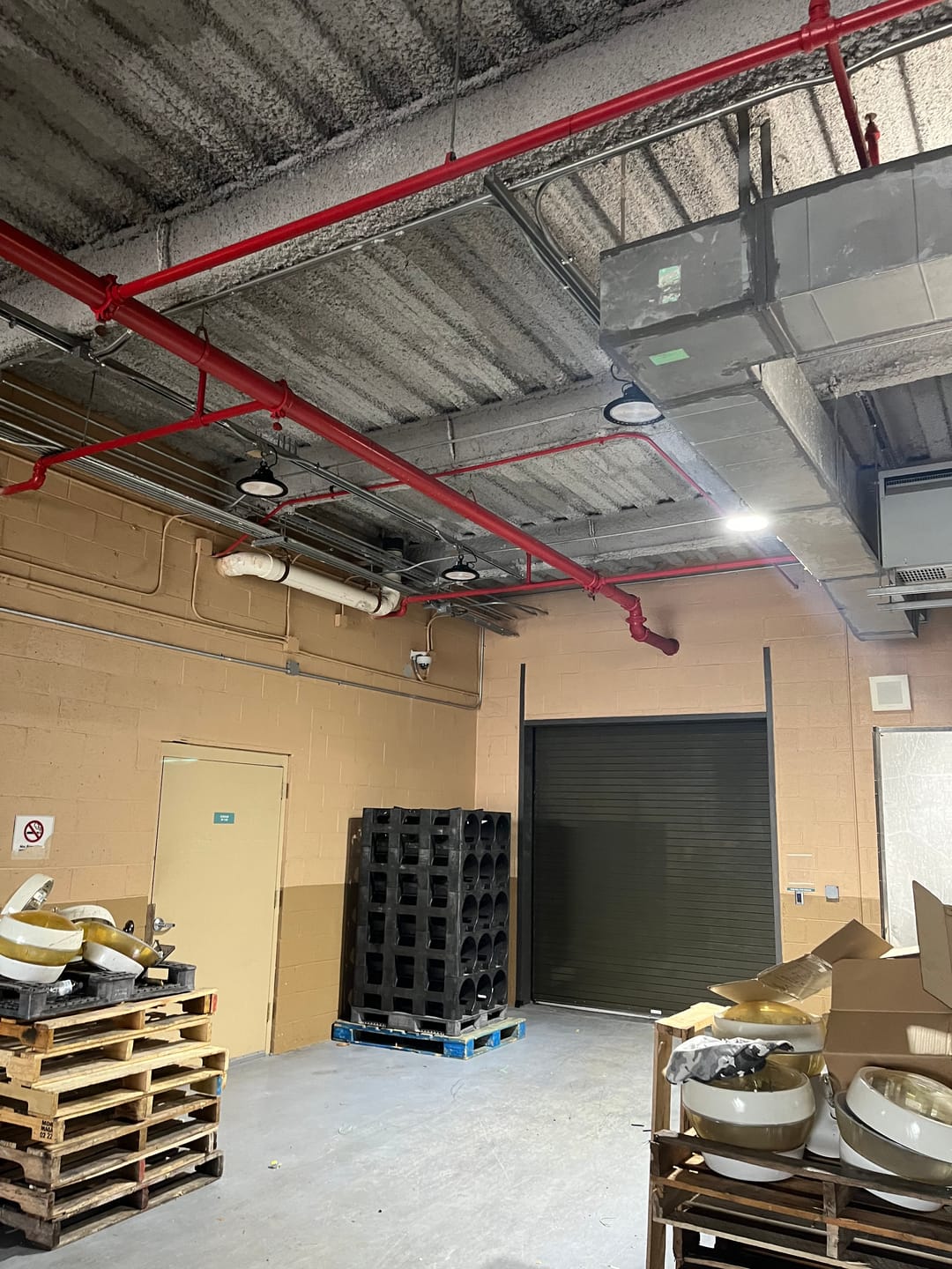 Customer photo review of UFO LED High Bay Light 150W 5700K Daylight, 21750lm, IP65 Waterproof, 0-10V Dim, For Areas with High Ceilings LED Warehouse Lights Commercial Shop Workshop Factory Barn Garage Lighting