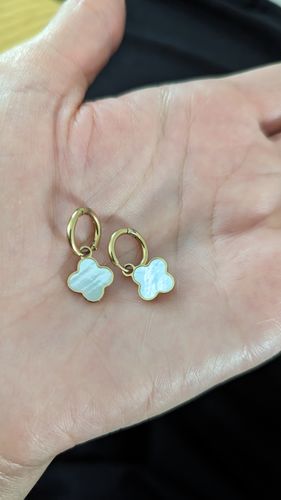 Customer photo review of Perlmutt Lucky Leaf Ohrringe 14K Vergoldet