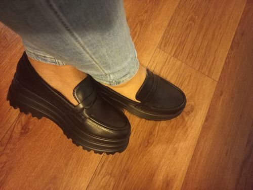 Reseña con foto de un cliente sobre Mocasines Katie Negro