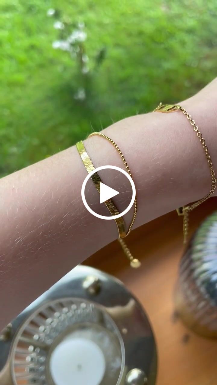 Customer video review of Sleeky Armband | 18K vergoldet
