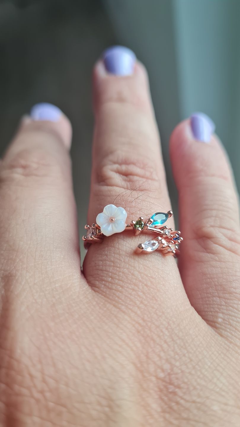 Customer photo review of 18K Crystal Vine Ring