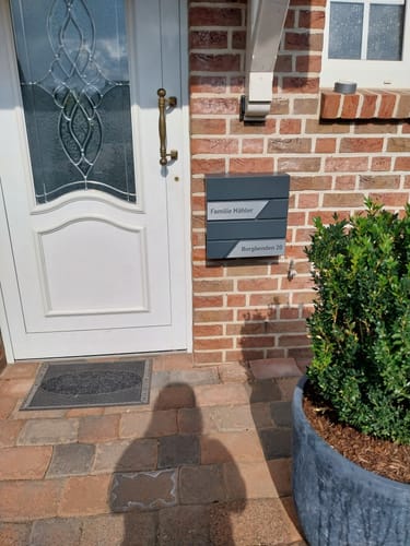 Customer photo review of AlbersDesign Briefkasten B1 anthrazit (RAL7016) personalisiert mit Edelstahl-Schildern