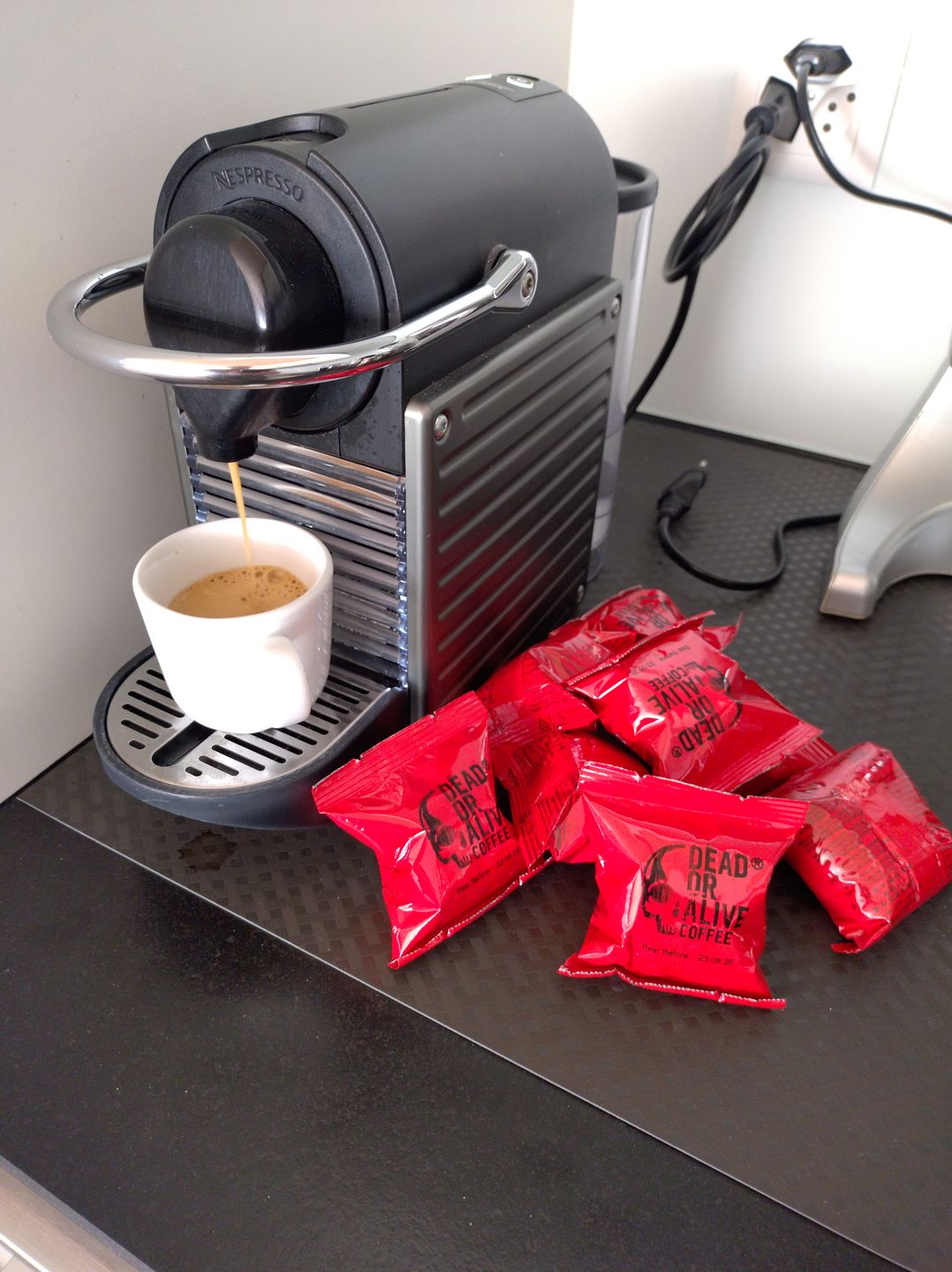Customer photo review of DEAD OR ALIVE COFFEE Nespresso-kompatible Kapseln, Espresso, Medium-Dark Röstung, säurearm