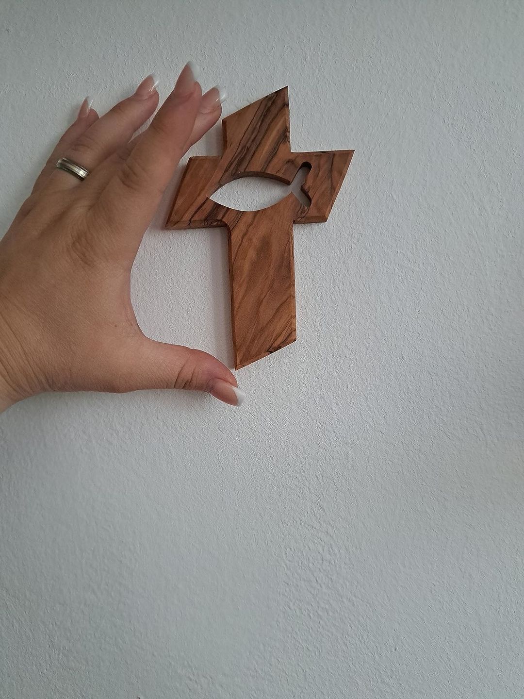 Customer photo review of Olivenholz Wandkreuz mit dem Auferstandenen Jesus