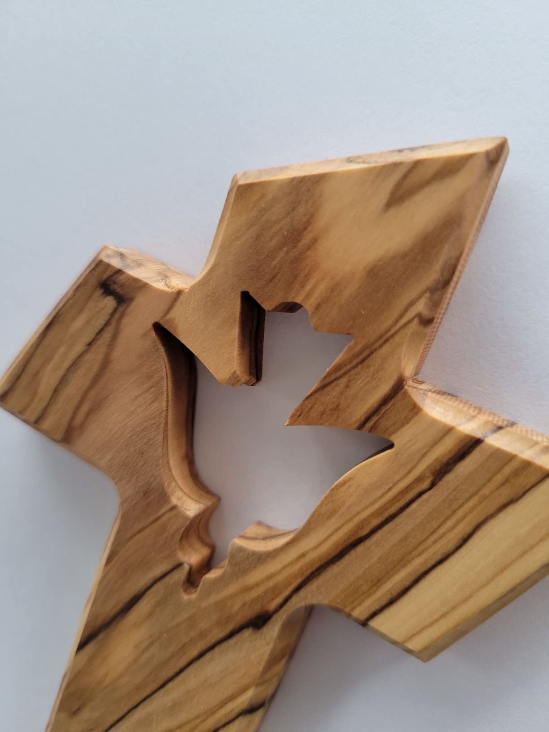 Customer photo review of Olivenholz Wandkreuz mit dem Auferstandenen Jesus