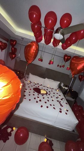 Customer photo review of Lex&Roses Hotel Room Decor