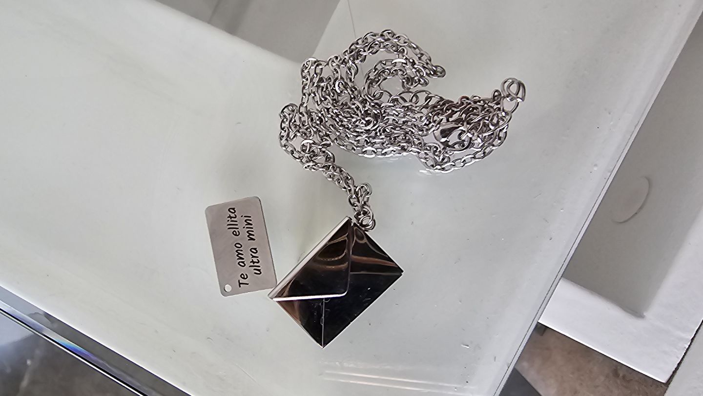 Customer photo review of Collar Mensaje Personalizado
