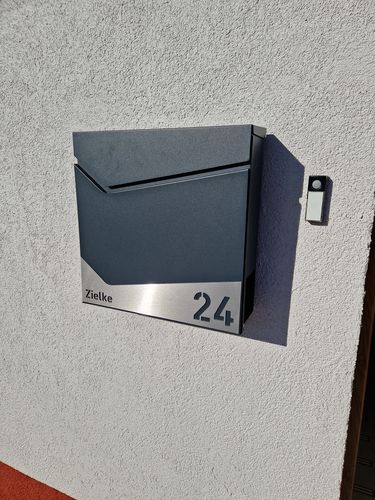 Customer photo review of Briefkasten B16 Anthrazit (RAL7016) personalisiert mit Edelstahl-Schild