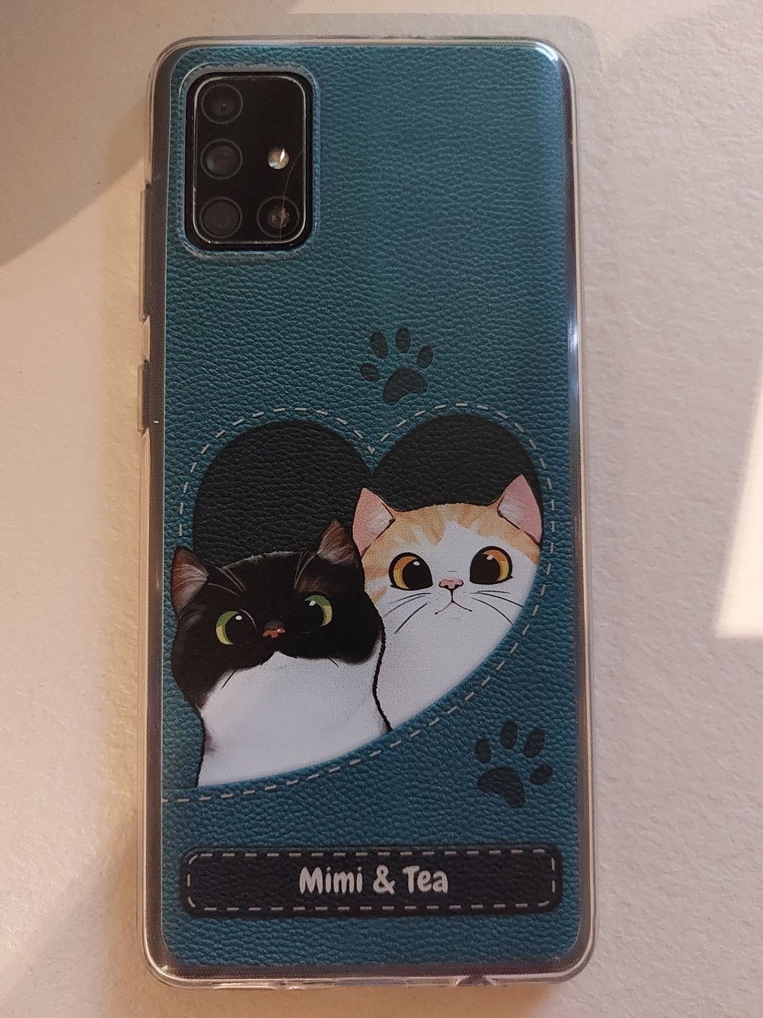 Customer photo review of Gatto con cuore aspetto similpelle - Custodia per il telefono personalizzata