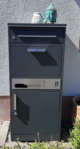 Customer photo review of AlbersDesign Stand-Paketbox PB1 anthrazit (RAL7016) personalisiert mit Edelstahl-Schild