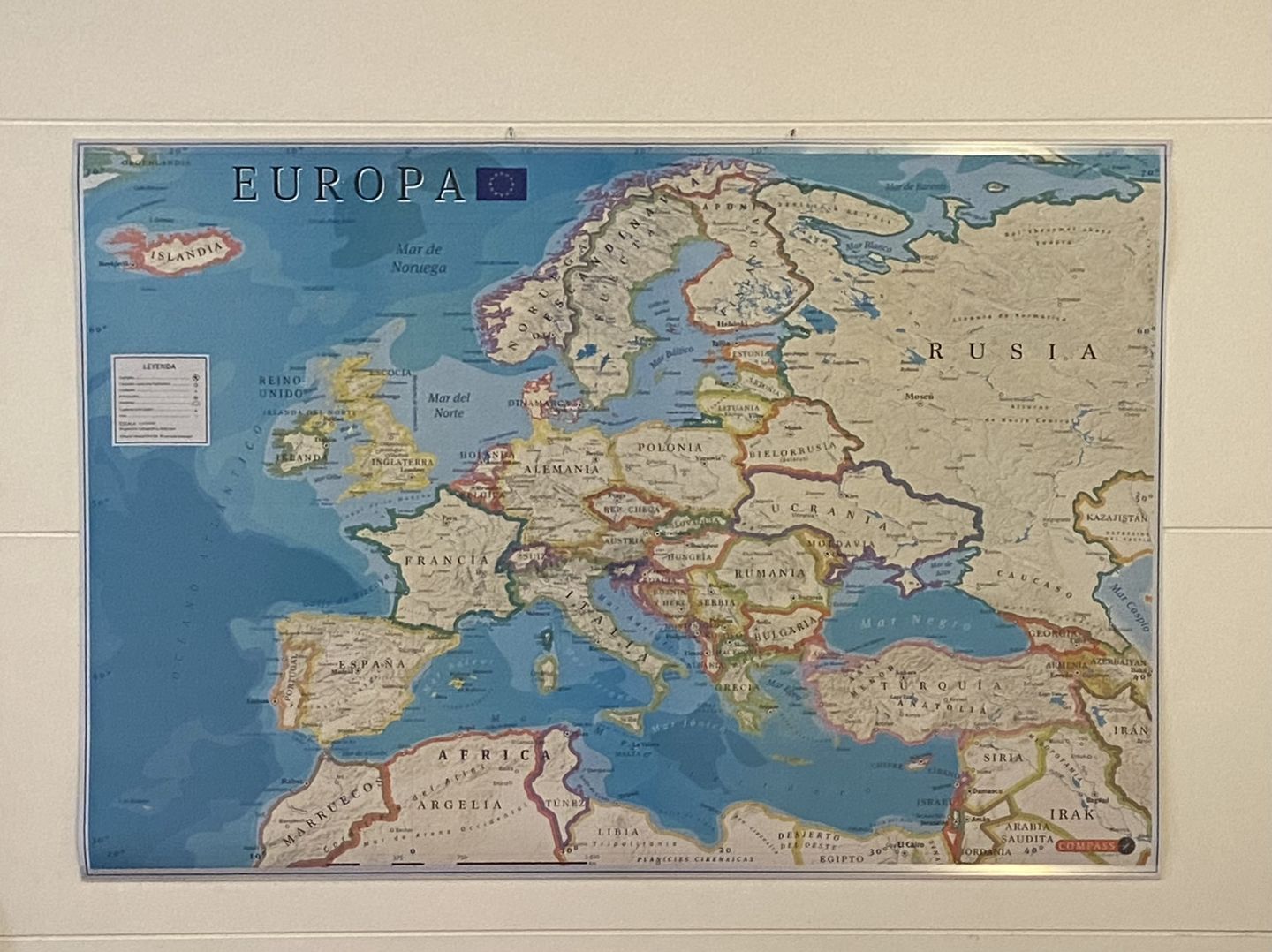 Customer photo review of Mapa del Mundo Político con Banderas y Europa 2023 - Lámina