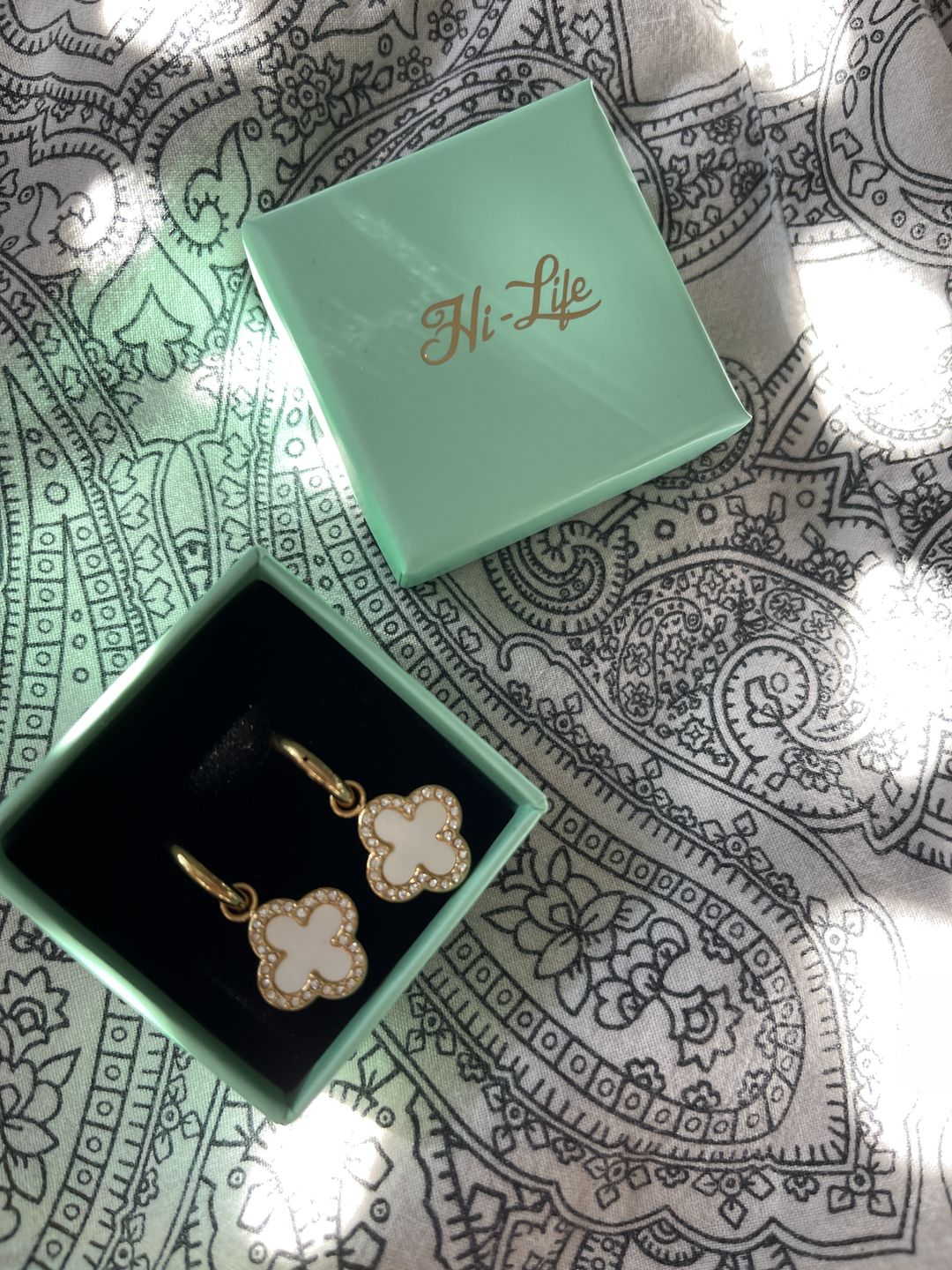 Customer photo review of Pave Perlmutt Lucky Leaf Ohrringe 14K Vergoldet
