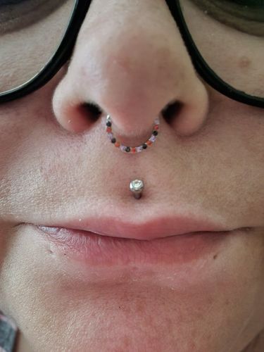 Customer photo review of Titanium Front Facing Gems Hinged Ring