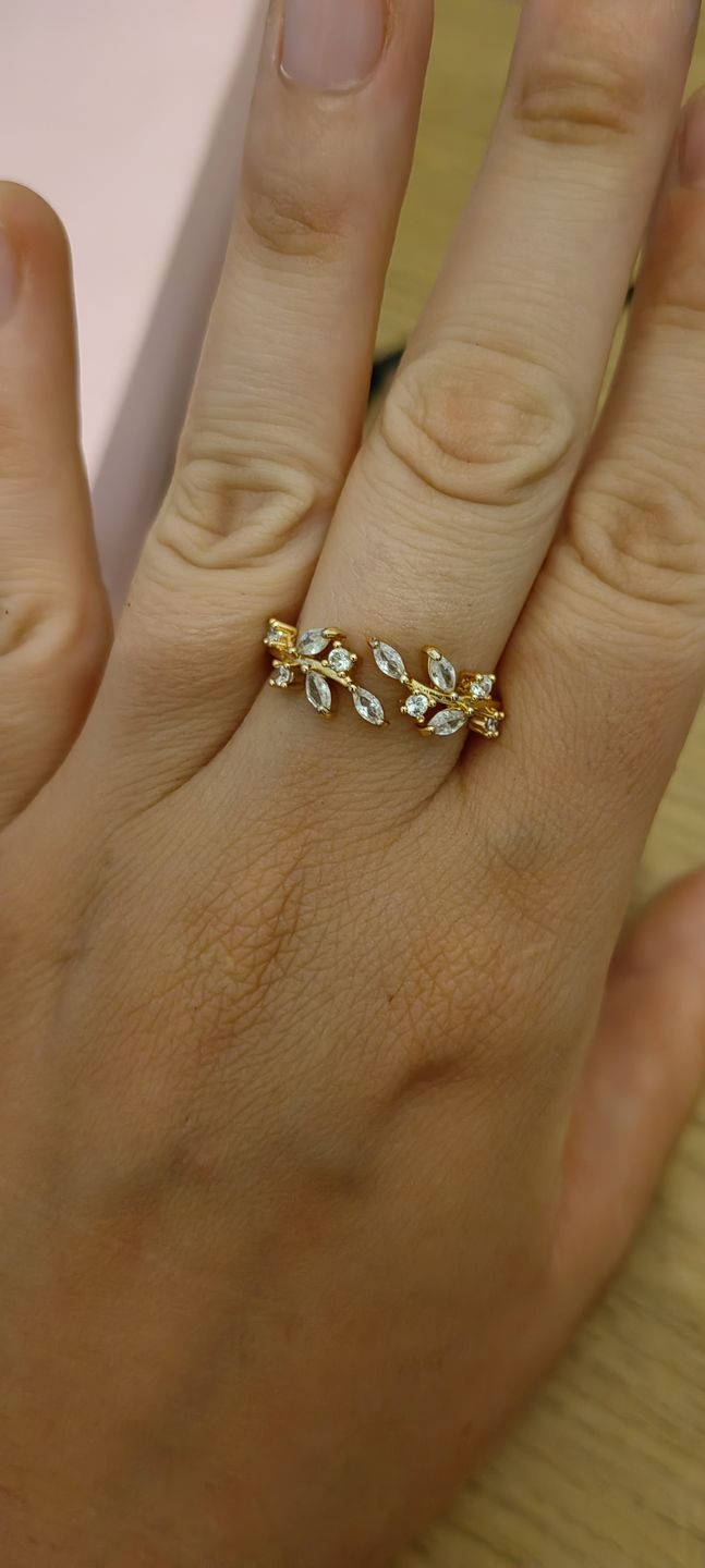 Customer photo review of 18K Crystal Vine Ring