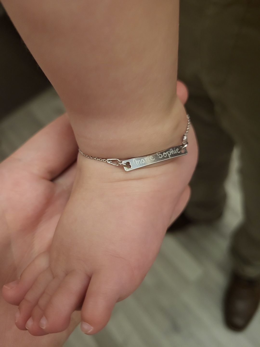 Customer photo review of Baby Armband mit Gravur länglich