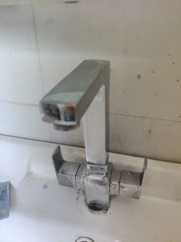 Customer photo review of Limescale Remover / Descaler - Eco-friendly - for Taps, Hard Water Stains, Showers, Faucets & Bathroom Tiles - 500ml