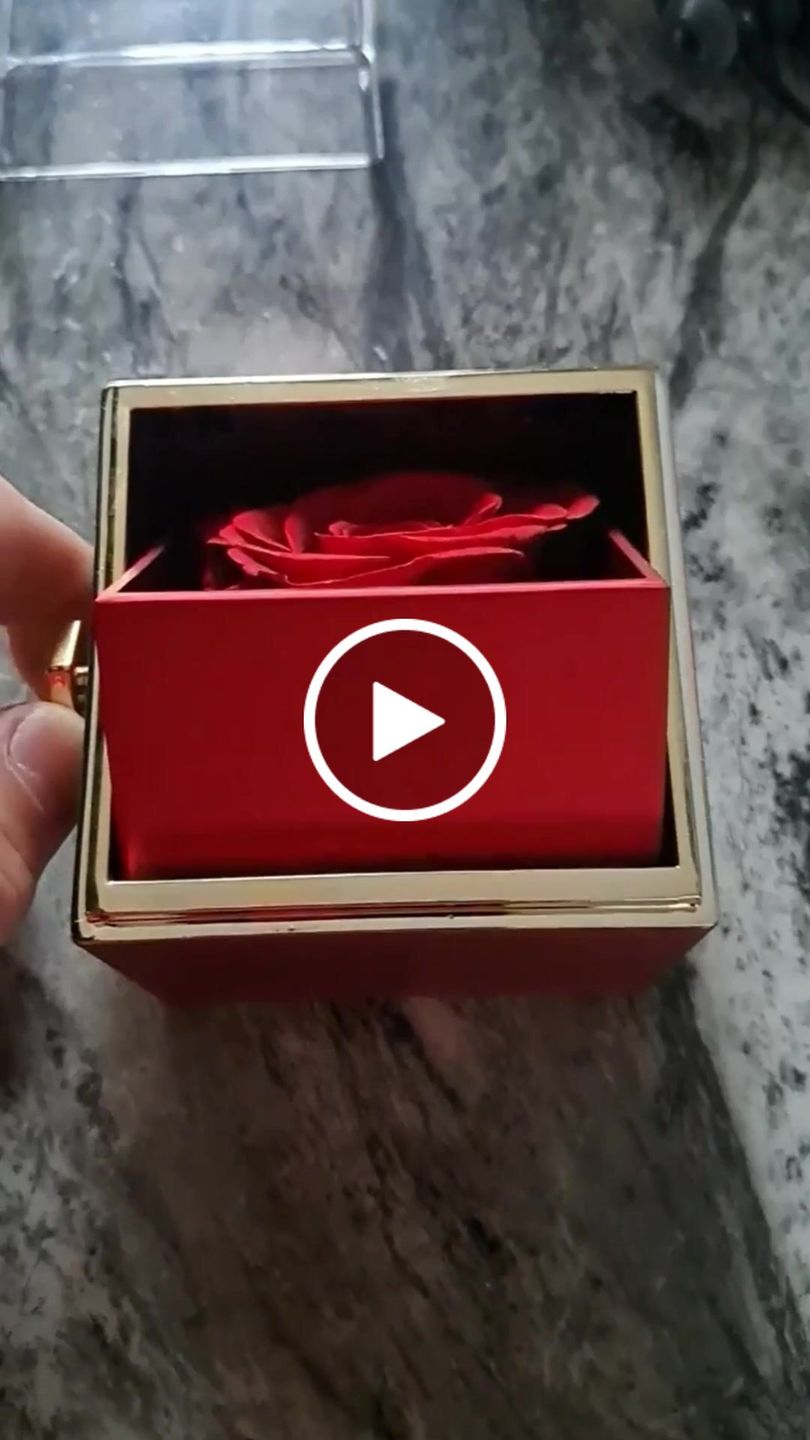 Customer video review of Eeuwige Roos Box - Met Gepersonaliseerde Ketting & Echte Roos