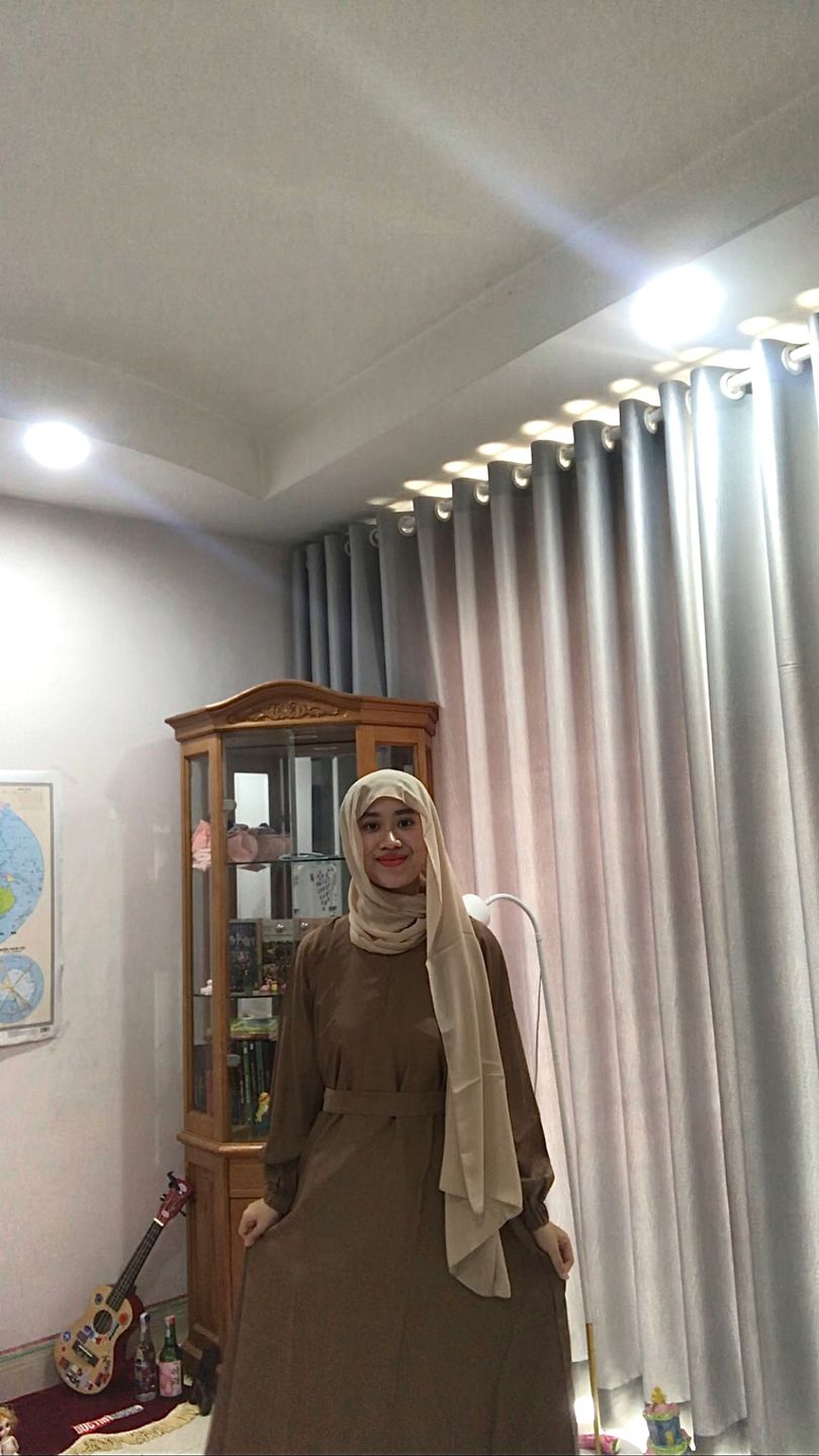 Customer photo review of Layla Abaya in taupe