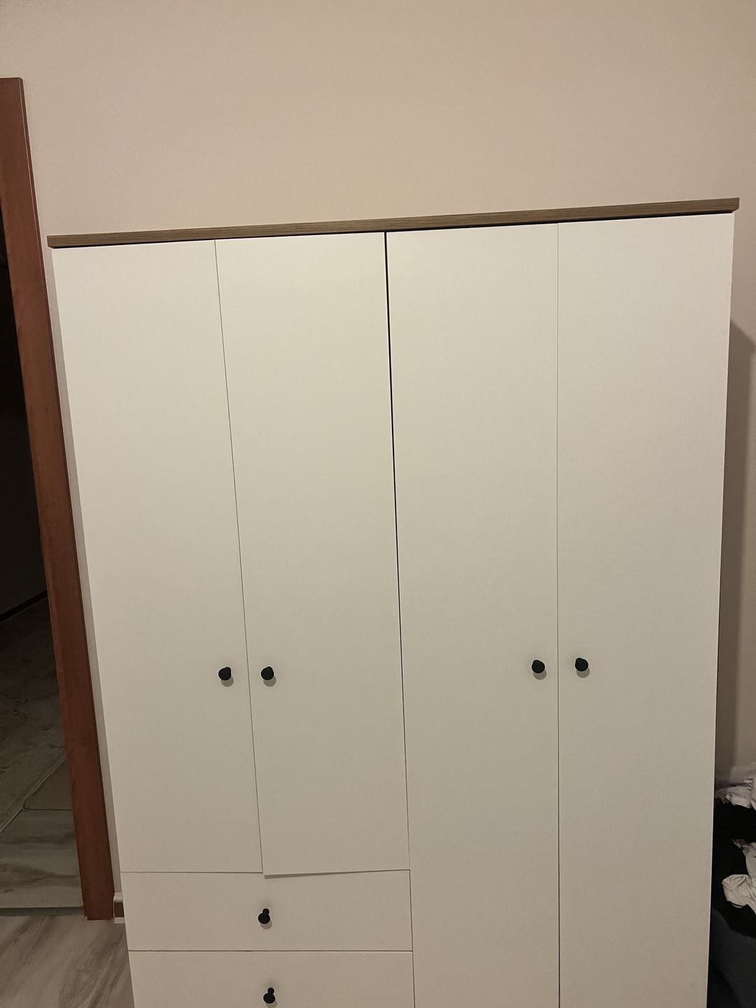 Customer photo review of Rani BA108 Geniş Gardırop Elbise Dolabı 4 Kapaklı 2 Çekmeceli 1 Raflı 2 Askılı Sepet Ceviz - Beyaz