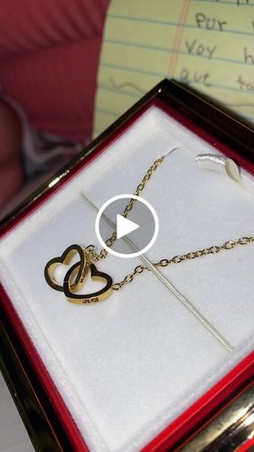 Customer video review of Eternal Rose Box - W/ Engraved Necklace & Real Rose