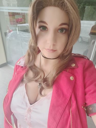 Customer photo review of Final Fantasy VII 7 Aerith Aeris Gainsborough Cosplay Kostüm Rosa Kleid Remake