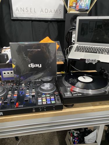 Customer photo review of djay PRO AI Control Vinyl (Black Single)