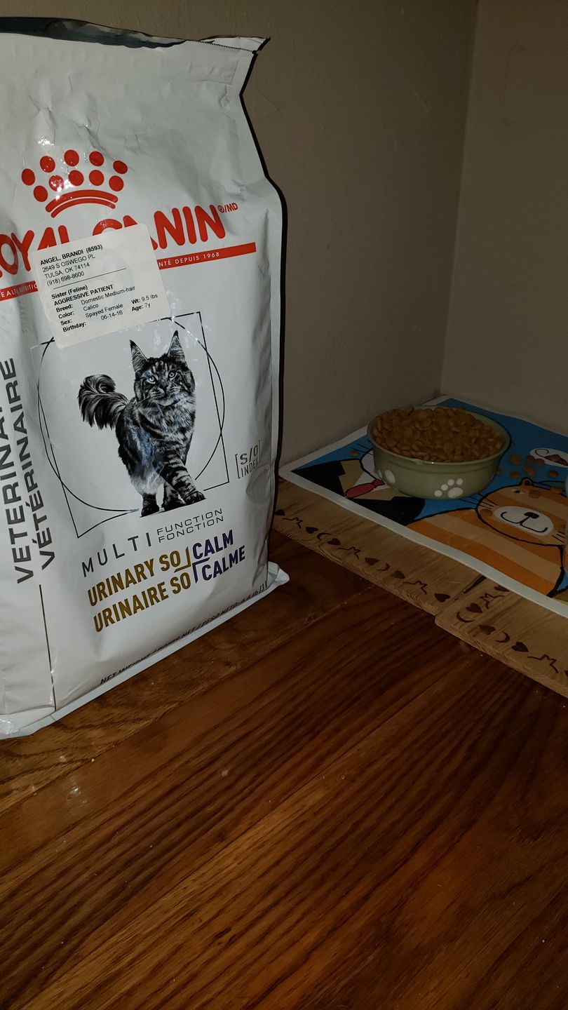 Customer photo review of Royal Canin Veterinary Diet - Urinary SO + Calm Dry Cat Food