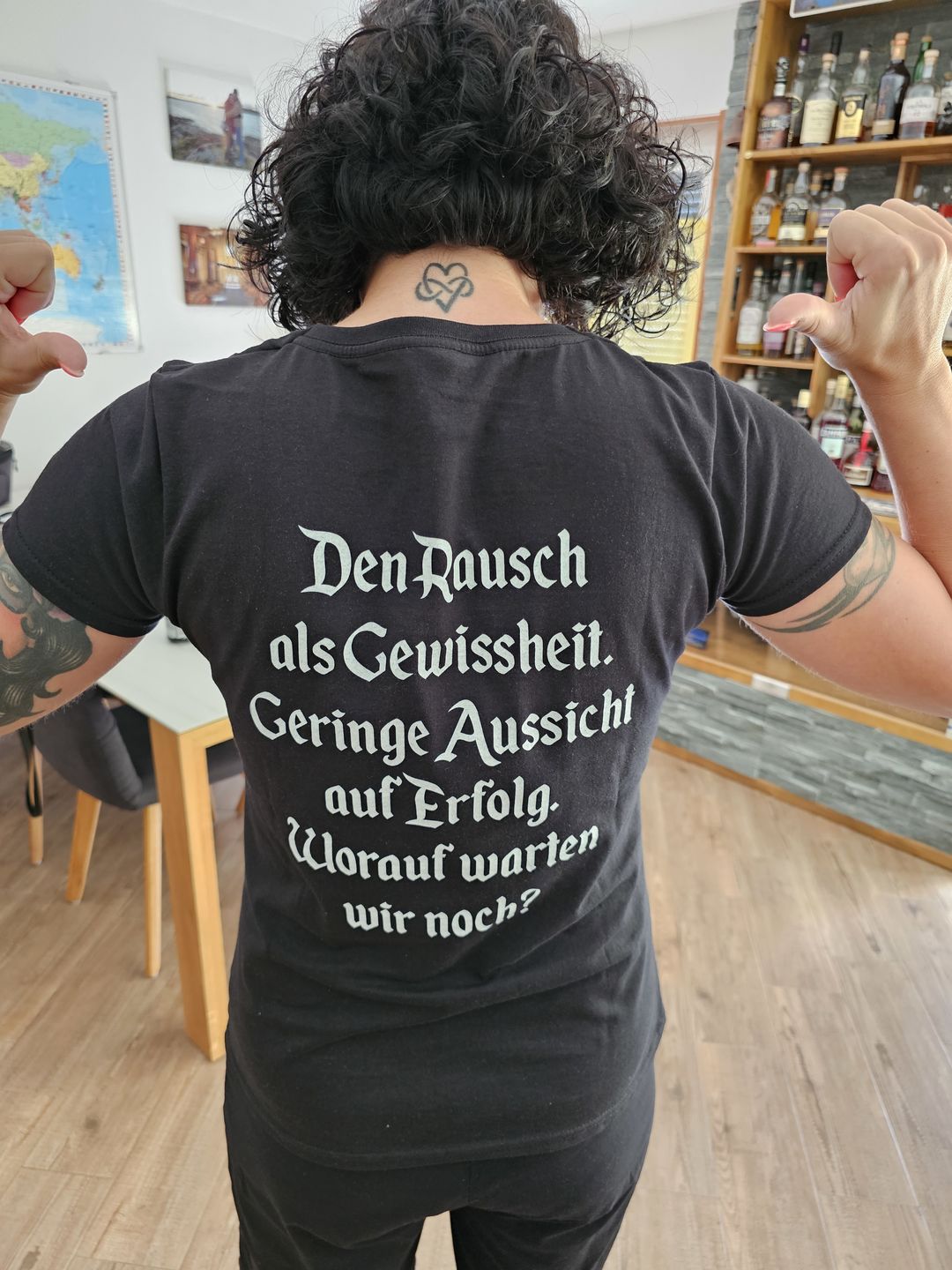 Customer photo review of Gönnli Gimli der Herr der Ringe - Beidseitiger Druck - V-Neck Damenshirt