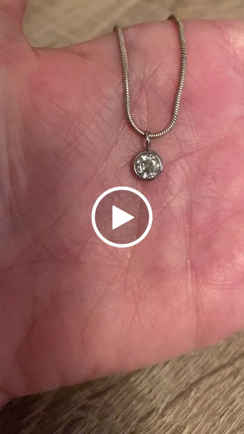 Customer video review of Collar Colores del año