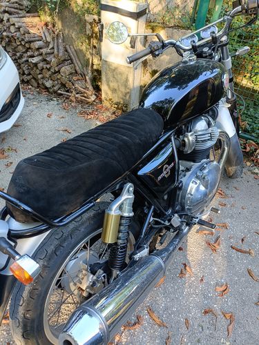 Customer photo review of Housse de Selle CONFORT cuir Noir profond pour Royal Enfield Interceptor 650