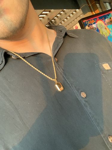 Reseña con foto de un cliente sobre Fleur de lis Oro Pendant