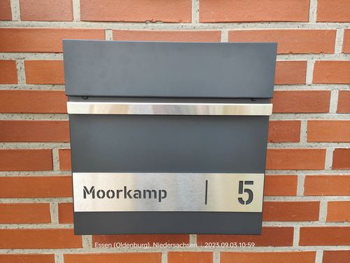 Customer photo review of AlbersDesign Briefkasten B3 anthrazit (RAL7016) personalisiert mit Edelstahlschild