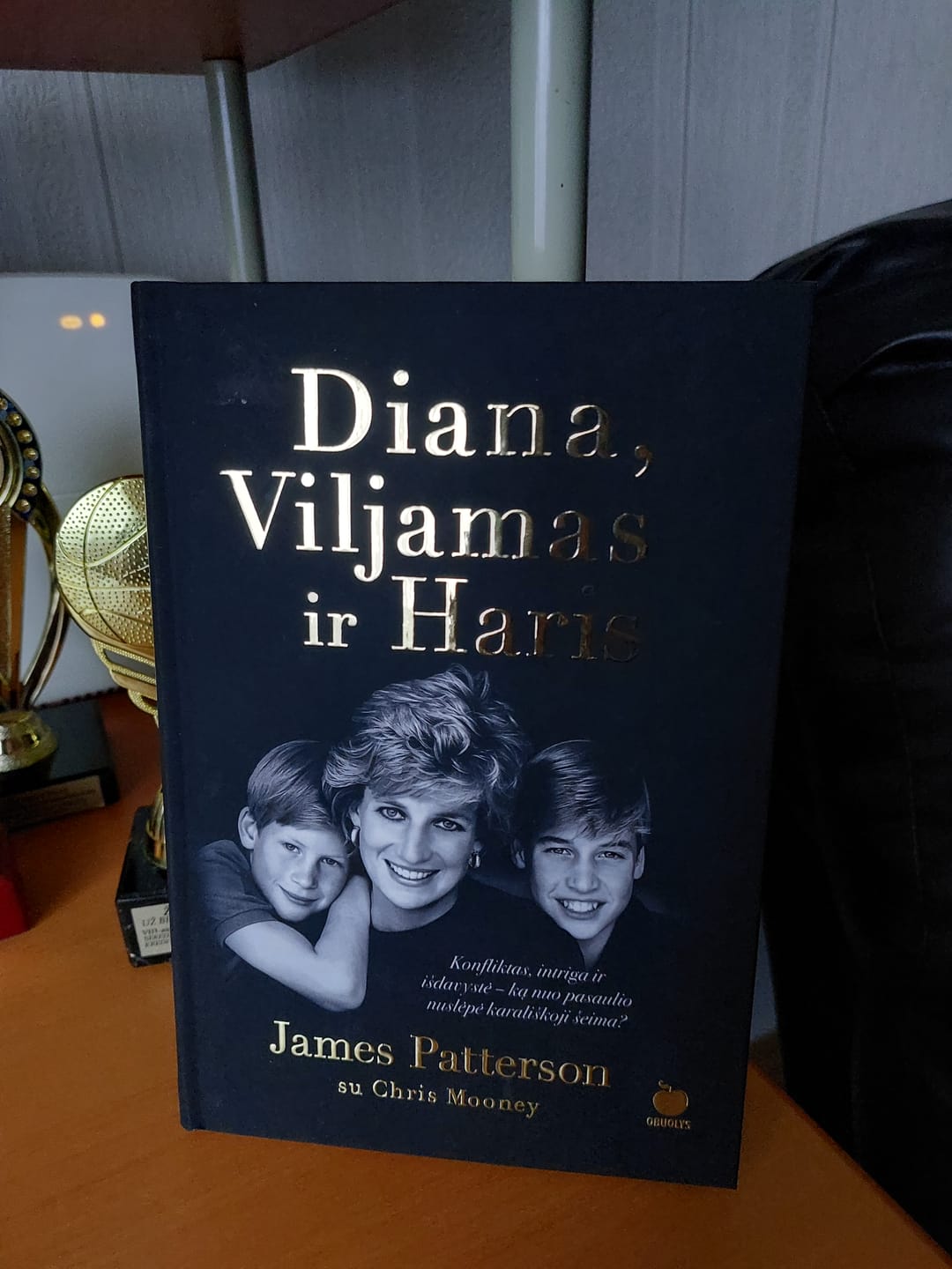 Customer photo review of Diana, Viljamas ir Haris: New York Times bestseleris! Konfliktas, intriga ir išdavystė