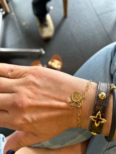Customer photo review of Pulsera Con Bolitas Doradas Inicial y San Benito