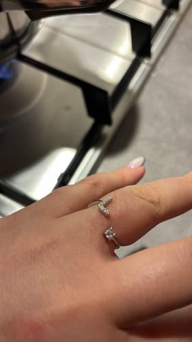 Customer photo review of Anello Contrariè Con Lettera Iniziale e punto luce