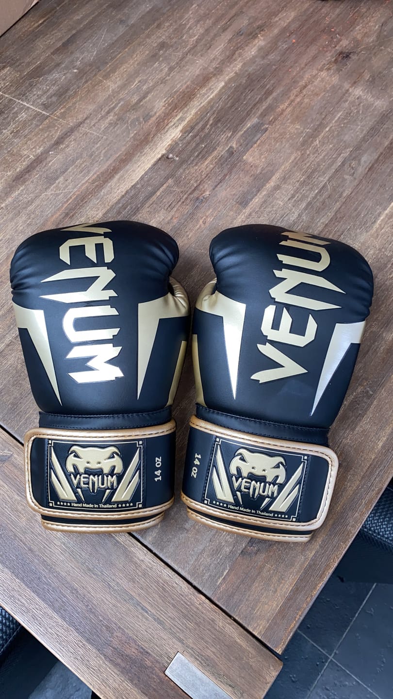 Customer photo review of Venum Bokshandschoenen Elite - Zwart/Goud