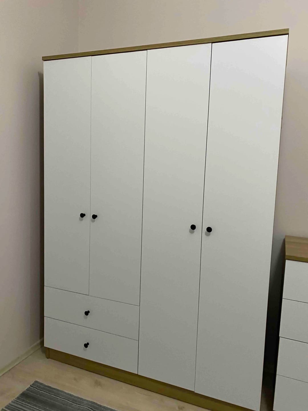 Customer photo review of Rani BA108 Geniş Gardırop Elbise Dolabı 4 Kapaklı 2 Çekmeceli 1 Raflı 2 Askılı Sepet Ceviz - Beyaz