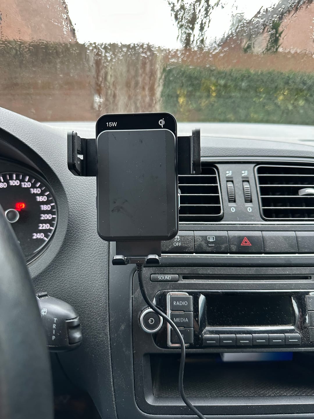 Customer photo review of Wegman Telefoonhouder met QI Draadloze Oplader Auto (15W autolader) - Ventilatierooster, Raam, Dashboard - Magsafe