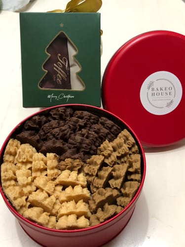 Customer photo review of Signature Mix Butter Cookies - Blue/Red Tin