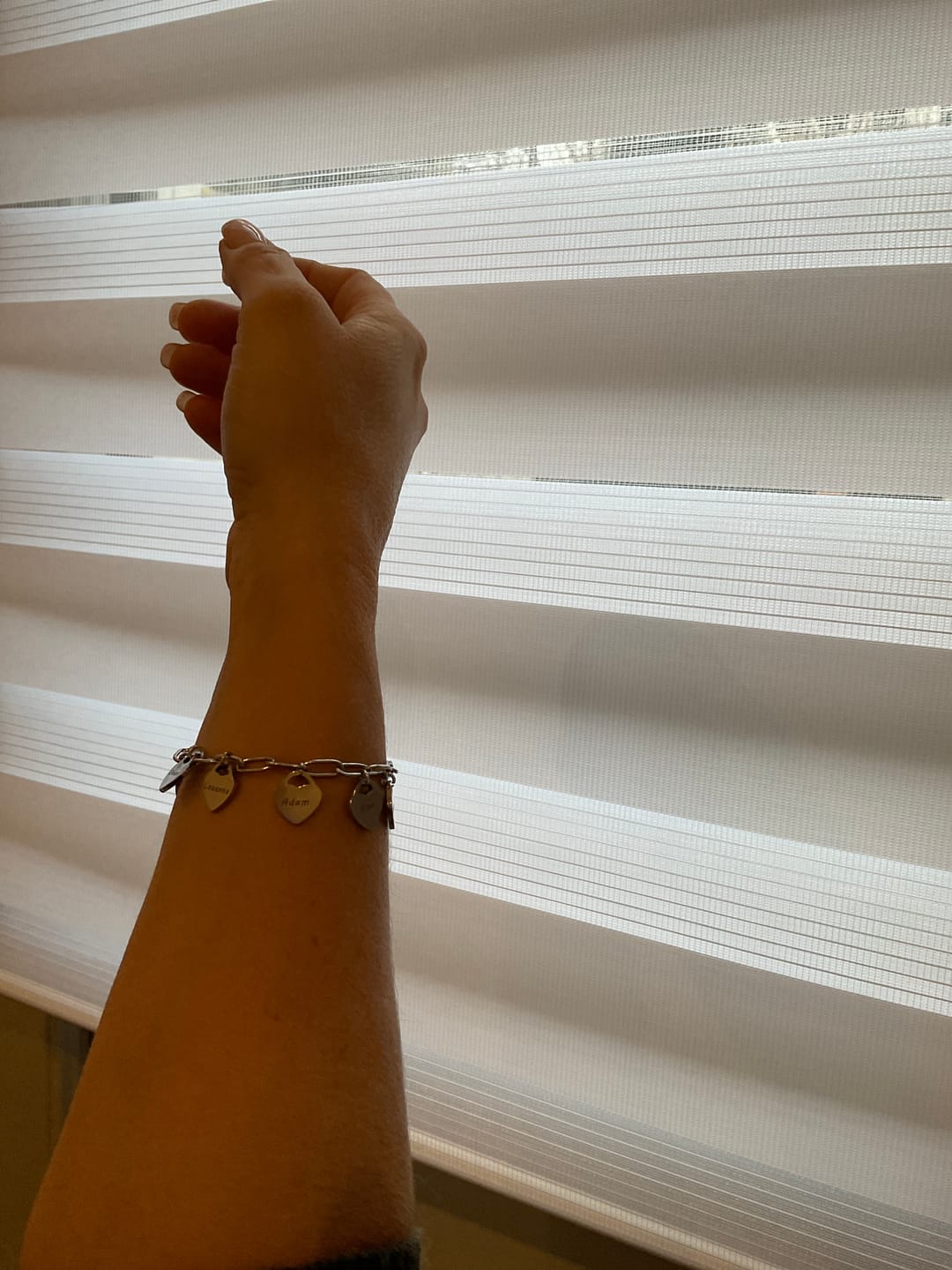 Customer photo review of Bracelet LOANYA avec pendentifs cœur personnalisés