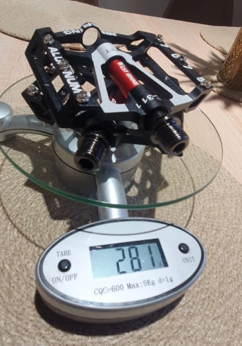 Customer photo review of APeX Alloy Bicycle Pedals - Ultralight CNC Aluminium Alloy - Anti-Slip - Flat Pedals - 3 Bearing