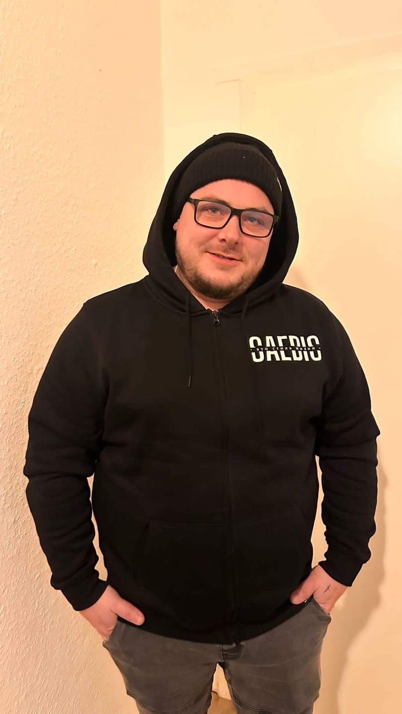 Customer photo review of Это стиль жизни - Herren Zip Hoodie mit Reißverschluss schwarz by SAEBIS®