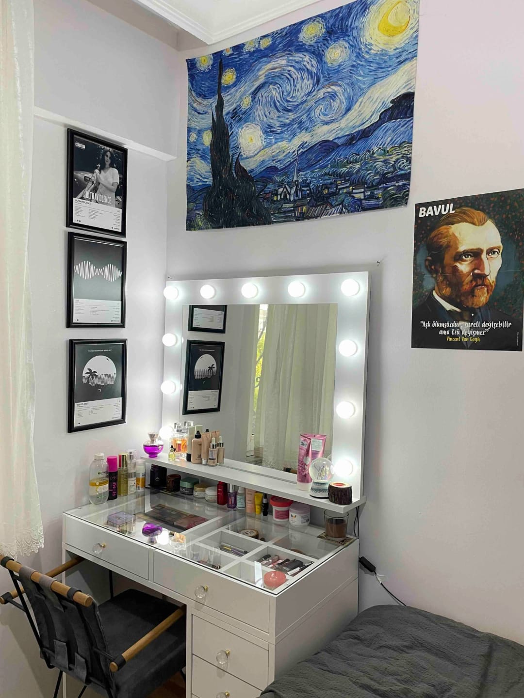 Customer photo review of Rani BJ117 Hollywood Işıklı Aynalı Kulis Makyaj Masası Cam Tablalı 7 Çekmeceli Takı Düzenleyici Beyaz