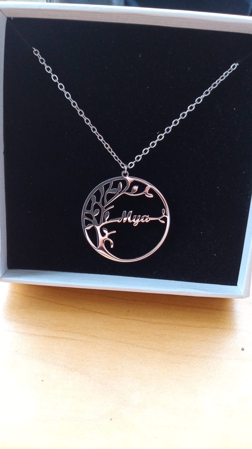 Customer photo review of Collier Prénom Arbre Généalogique - Arbre de vie