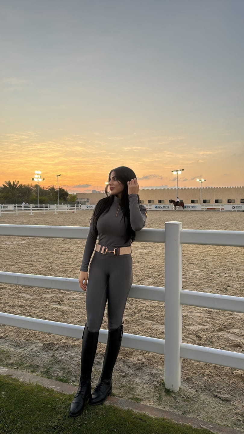 Customer photo review of KYLIE - 𝐑𝐈𝐃𝐈𝐍𝐆 𝐋𝐄𝐆𝐆𝐈𝐍𝐆𝐒 | SMOKEY GREY ''ROSE GOLD'' FULL SEAT SILICONE