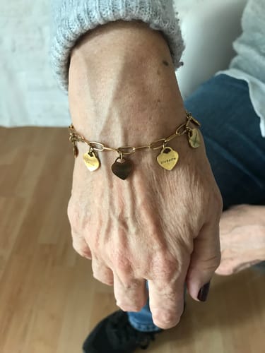 Customer photo review of Bracelet LOANYA avec pendentifs cœur personnalisés